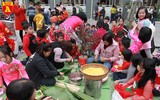 Học sinh Hà Nội thích thú gói bánh chưng ngày Tết
